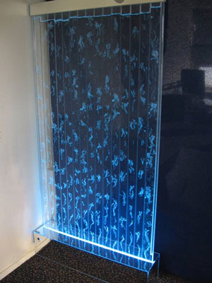 transparante waterbak met bubbels en verlichting