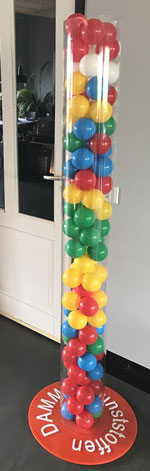 transparante buis met gekleurde ballen